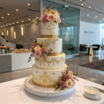 Semi-naked cake wedding style with floral décor
